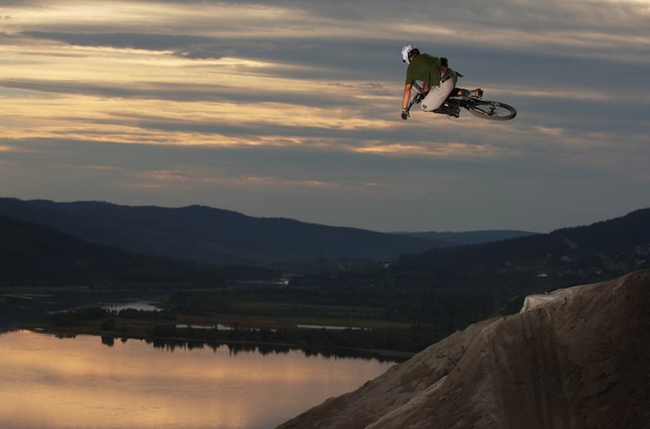 Steve Romanuik fläskar på och kör stort och sti. Foto: Mattias Fredriksson. Åkare: Steve Romaniuk.