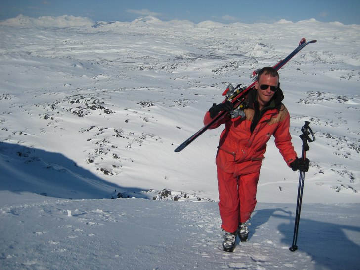 Freddan visar upp årets Peak-dress, råder inget . Foto: David Alsén. Åkare: Fredrik Kaati.