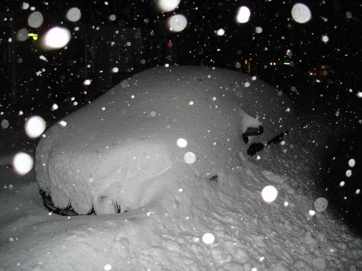 Det snöar. Foto: M.Stål Sjöberg. Åkare: Bil.