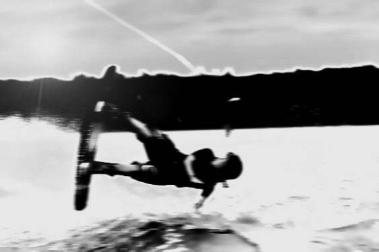 det blev en riktigt fet faceplant kan jag berätta. Foto: Johan Jalvemo. Åkare: Mikaela Isaksson.