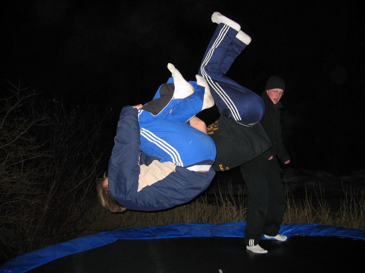 En natt i nordmailng på studsmattan. Två volter . Foto: Fredrik. Åkare: Nils och David.