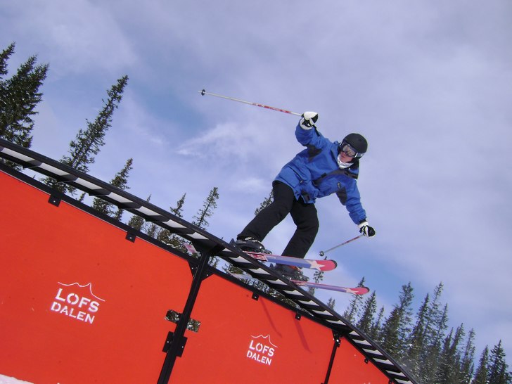 Jag på ett rainbow-rail i parken. Foto: Max Josefson. Åkare: Viktor Åsbrink.