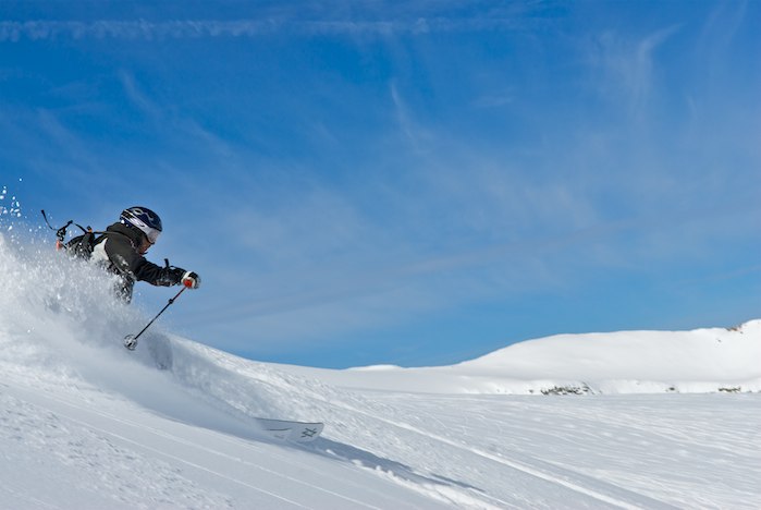 Feta svängar med Völkl Kuro. Foto: Celin Serbo. Åkare: Henning Solum.