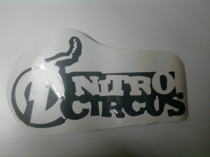 Nitro Circus klistermärke :P Grått, kan göra do.