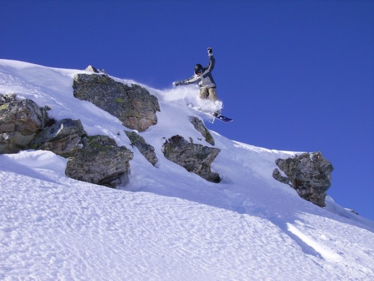 Andreas droppar en liten klippa, blev rött shysst. Foto: alexander engvall. Åkare: andreas jansson.