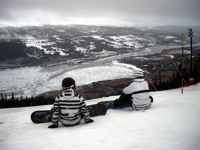 Chillin in åre. Foto: Hhhåcke. Åkare: Edith Bolsöy och Alfred Bolsöy.