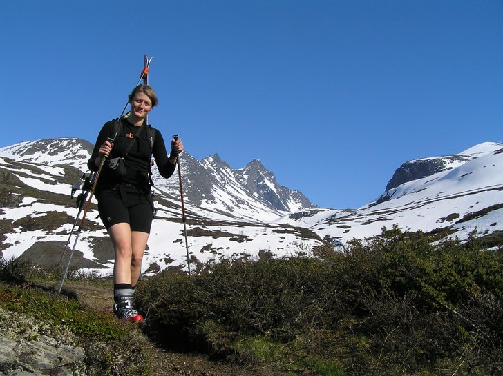 Nedstigning från Dyrhaugsryggen vid Turtagro. Eft. Foto: Johan Olofsson. Åkare: Johanna Mörk.