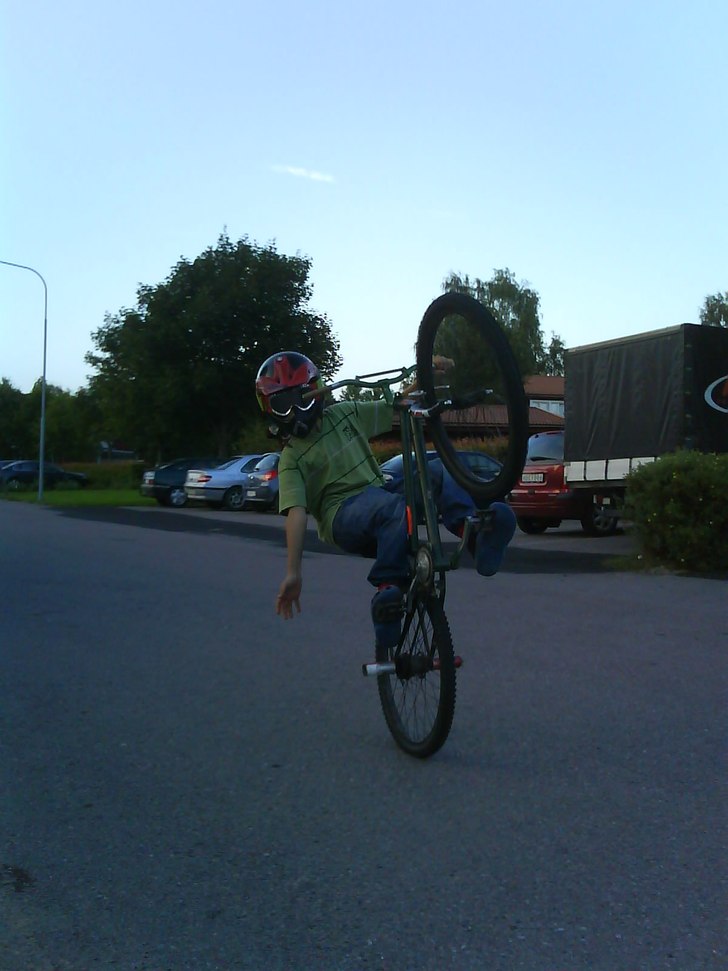 Niklas byter aldrig sitt framdäck för han kör u. Foto: Magnus Malmgren. Åkare: Niklas Johansson.