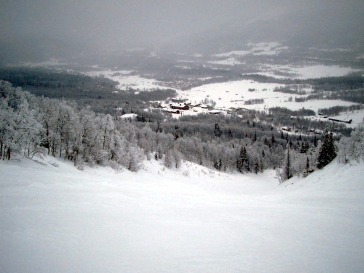 Dimman lättar, i förgrunden Granbacken. Foto: Mats Rosén.