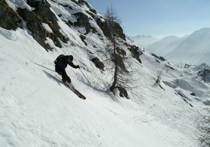Åker i offpisten under Seehornliften.. Foto: Anders Wallander. Åkare: Tony Fredriksson.