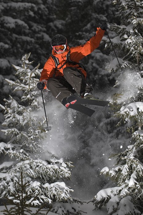 Lite kvällsåkning i skogen, och vips där stod e. Foto: Jespermolin.se. Åkare: Patrikleidstedt.com.