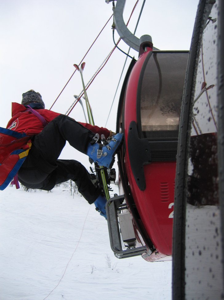 Väntar på räddning. Foto: Albert Johannesson. Åkare: Ski Patrulje.
