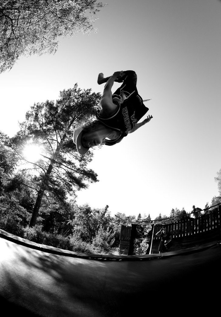 Andreas laddar på en fett backflip... Foto: Nicke Jacobsson. Åkare: Andreas Jacobsson.