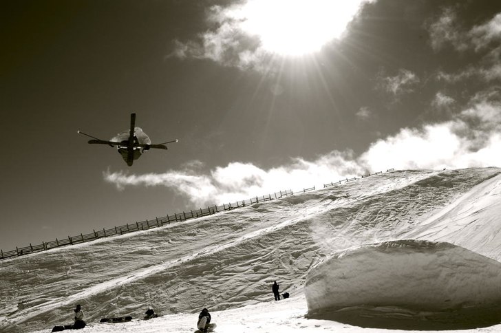 SW 720 Mute i de övre hoppet i snowpark. Foto: Adam Falk. Åkare: Oscar Harlaut.