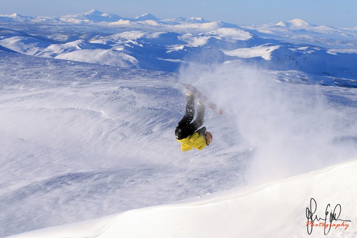 Emma-Lisa visar kör lite stor luft över en driva. Foto: Jonas Emilsson. Åkare: Emma-Lisa Pettersson.