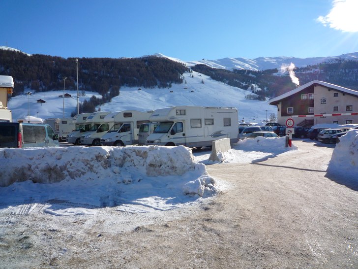 Att det var parkeringsförbud på platsen är inge. Foto: Micke Grönlund. Åkare: Husbilen.