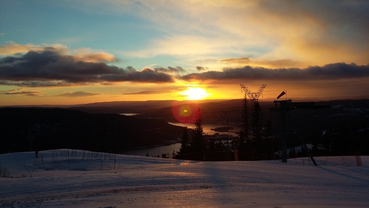 God jul!
Sola skinner i fjellet, og vi har åpent .