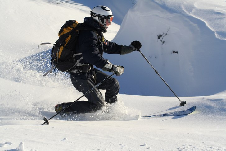 Erik setter nok en perfekt telemarksving.. Foto: Odd Roar Salamonsen. Åkare: Erik Monrad Hansen.