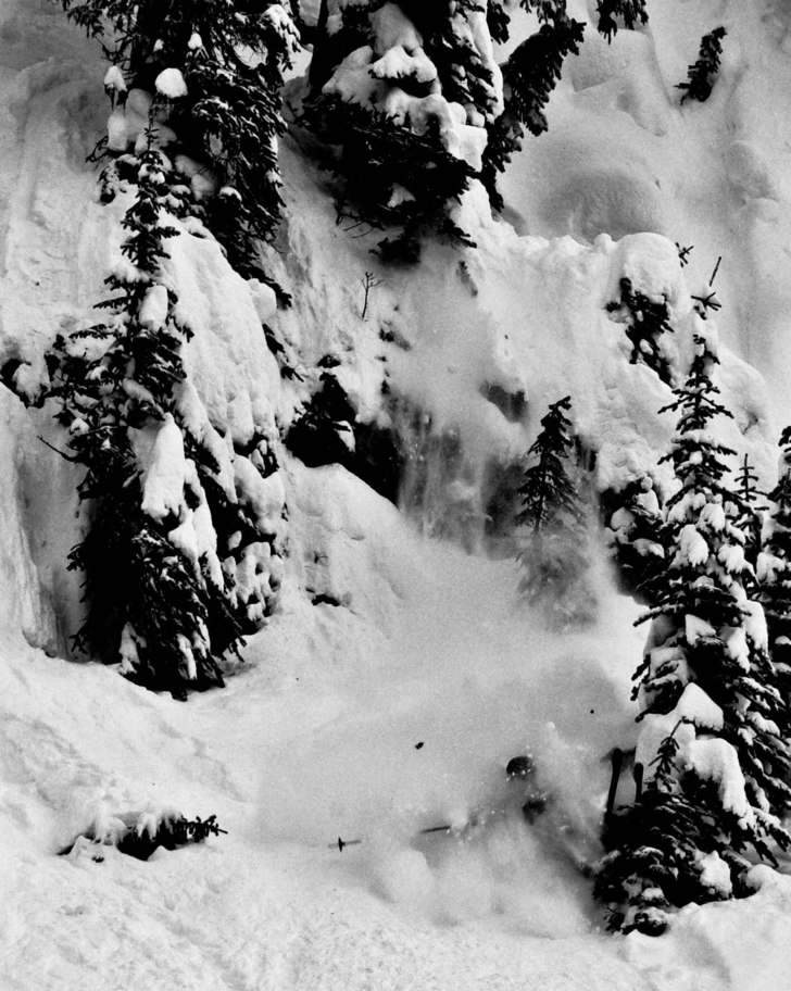 Sebastian beskär en gran med sina Völk Katana. Foto: Rikard Wennberg. Åkare: Sebastian Arnehed.