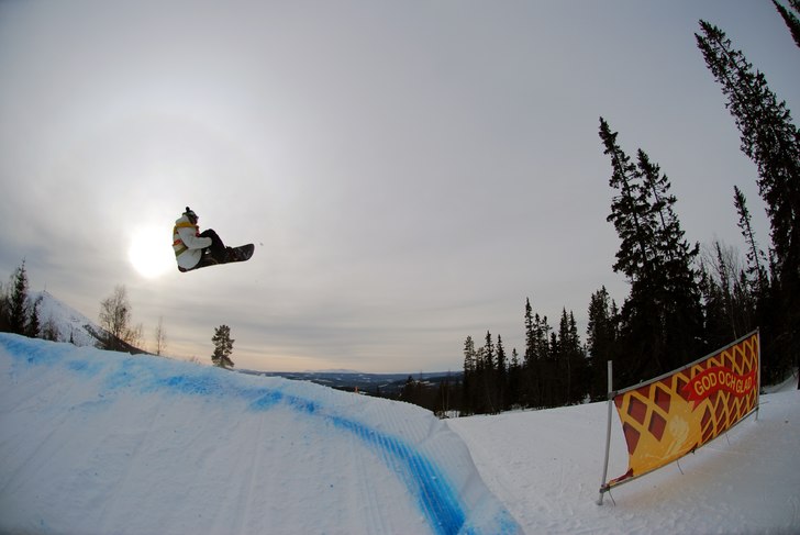 Dogge under Cloetta Slopestylesession i parken i p. Foto: Erik Hammarsten. Åkare: Douglas Roslund.