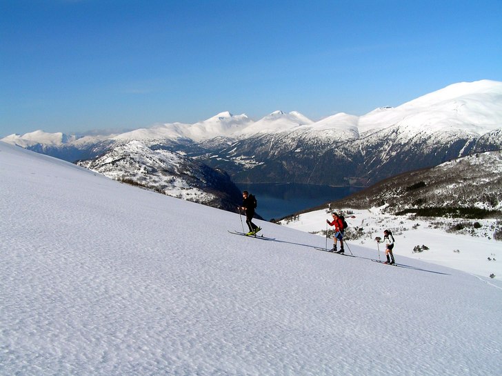 På väg upp mot toppen. Vindstilla strålande sol. Foto: Johan Olofsson. Åkare: Johanna Mörk, Andreas Persson och Anette Olsson.