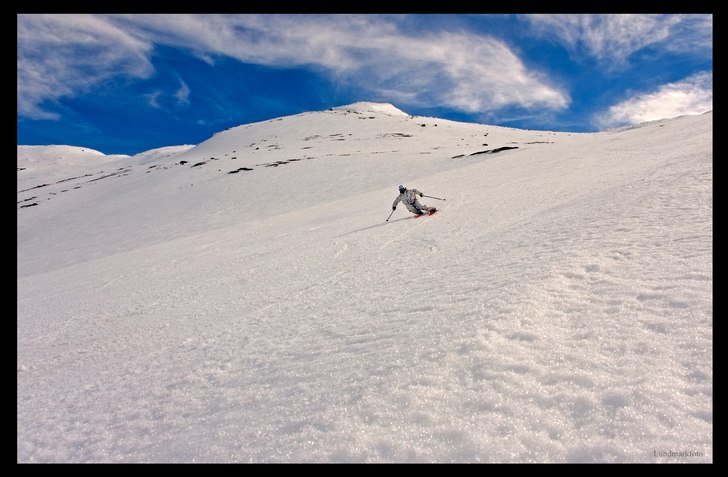 Slask-carving i Tvärå i slutet på april.. Foto: Daniel Lundmark. Åkare: KR Hennersten.