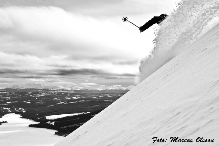 Erik tar en skön sväng på en härligt sluttning. Foto: Marcus Olsson. Åkare: Erik Graf.