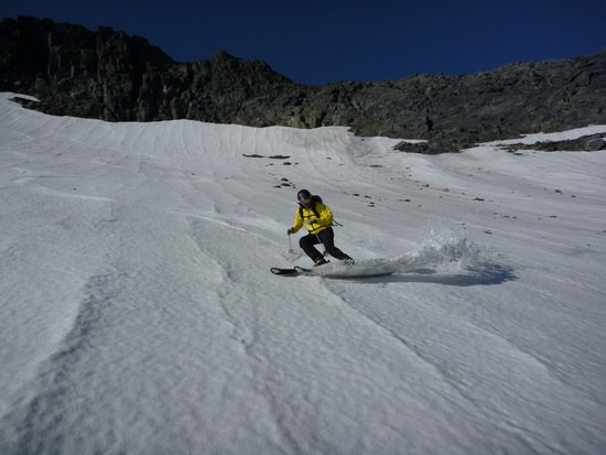 Kul med skidåkning. Bra snö den 14 september i S. Foto: Mattias Skantz. Åkare: Kristoffer Kumar Lidvall.