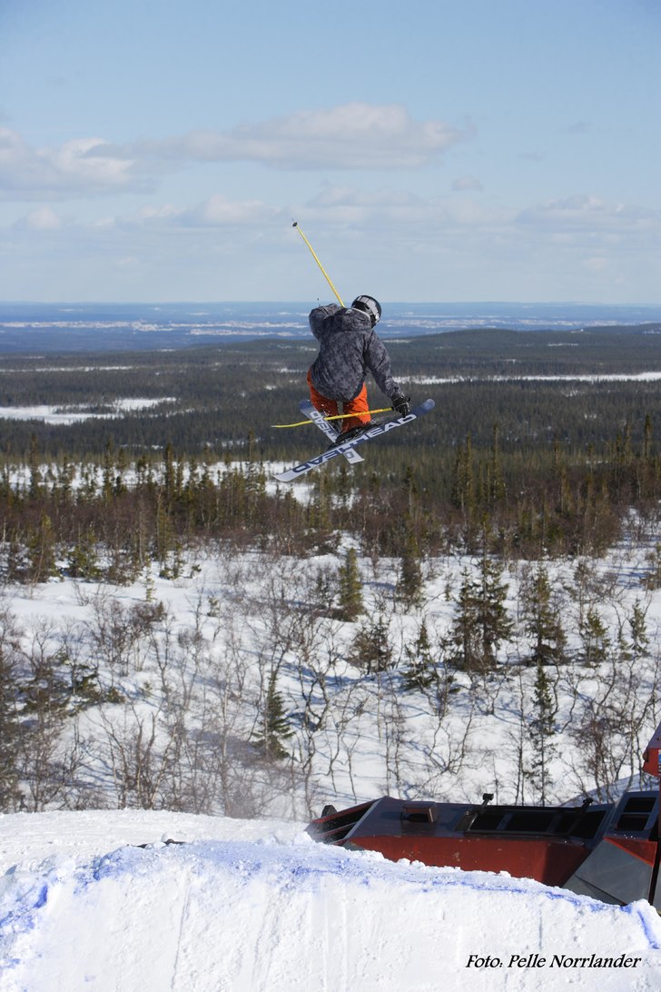 straigt air tailgrab. Foto: Pelle Norrlander. Åkare: Anton Olsson.