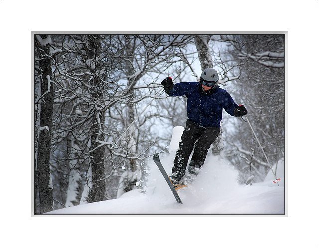 Rätt svagt ljus och snöfall. Anna kör telemark . Foto: Mikael Rönnqvist. Åkare: Anna Tengnér.