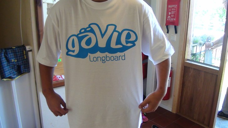 Gävle Longboard T-shirt sponsered by SeaFun. Foto: Sebastian Ytterberg.