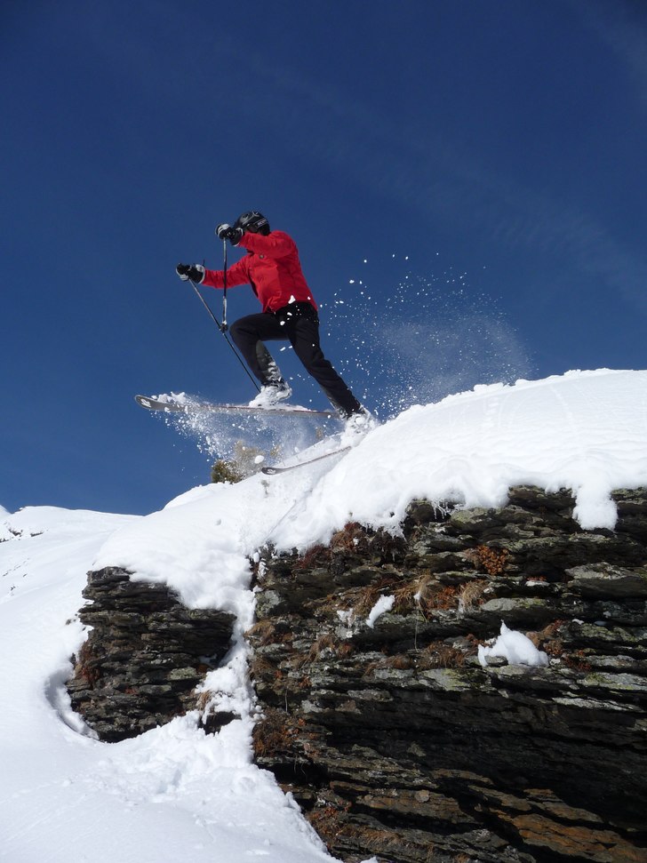 Bad Brad tar ett stort skutt!. Foto: Bengt Eriksson. Åkare: Peo Hamrin.