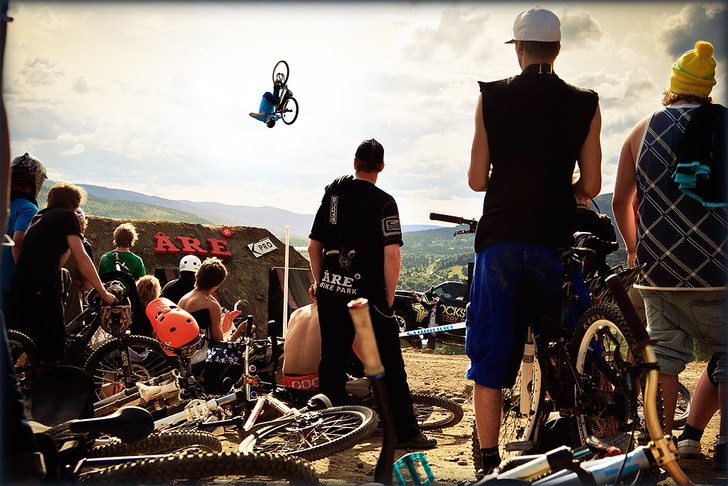 Linus Sjöholm sätter en frontflip i sitt segerå. Foto: Thomas Lundman. Åkare: Linus Sjöholm.