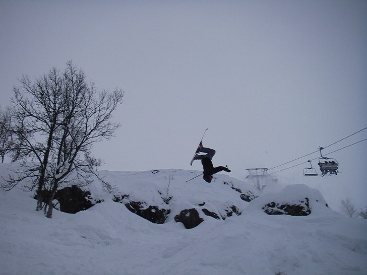 Go pös skidåkning med lite dropp o hopp . Foto: Tobias Boberg. Åkare: Oskar Boberg.