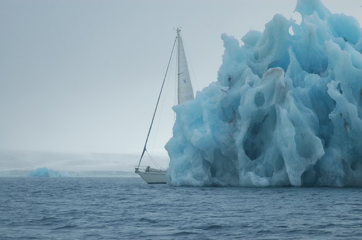 Isberg och "Peis på" i Hornsund. Segelt. Foto: Erik Rodesjö.