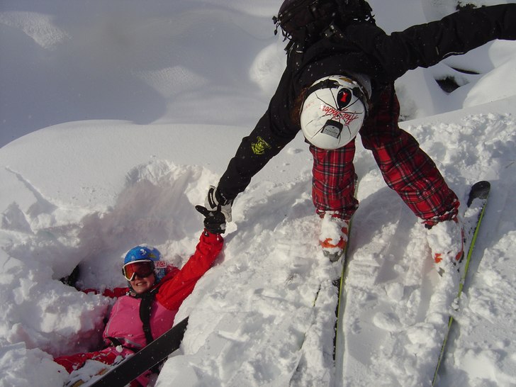 Billy räddar mig ur Susarbäcken i premiäråket . Foto: Alvaro Susena. Åkare: Emma Furuvik och Billy Söderin.