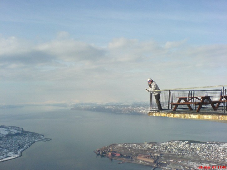 Göran njuter av utsikten, fjäll och fjord.. Foto: Mikael Heljelid. Åkare: Göran Carlsson.