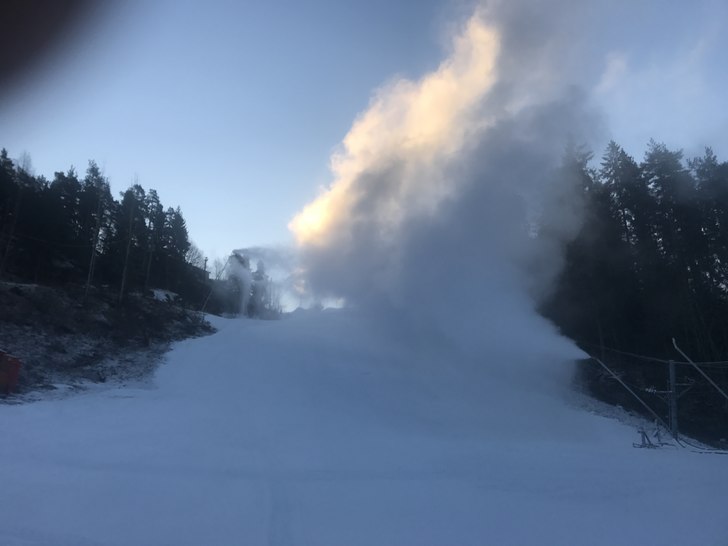 Vi åpner Mandag 9 Januar!
Snøproduksjon i full g.