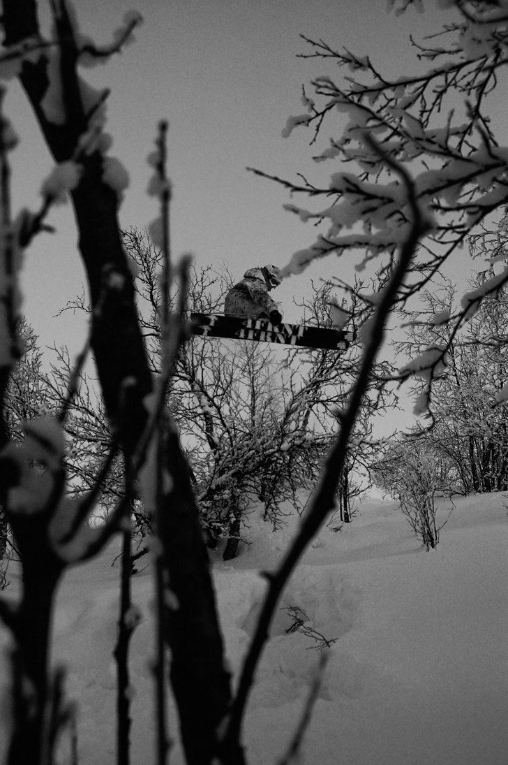 hoppar ner i djupsnön. Foto: Tobias "Hummpe" Johnasson. Åkare: Leffe_P.