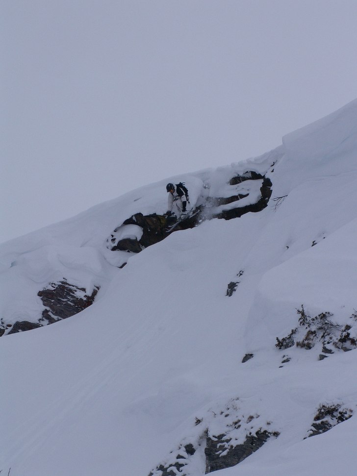 Extremt dropp på vänster sida av liften efter an. Foto: Linus Nyström. Åkare: Victor Wennström.