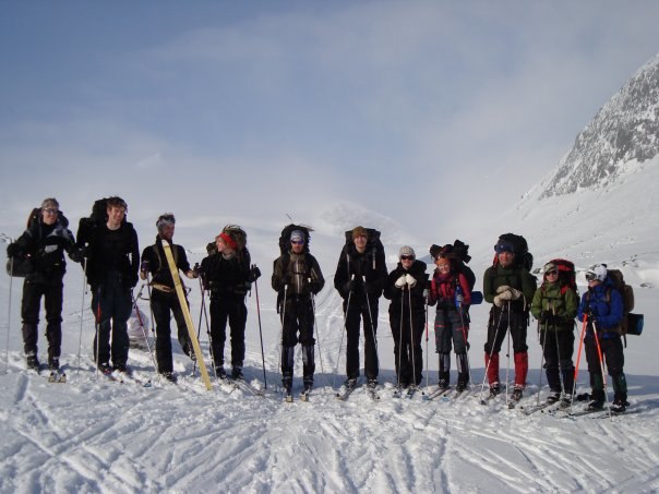 På turskidor med klassen på väg att bestiga Keb. Foto: Martin. Åkare: Patrik, Dan, Tjalling, Elin, Micke, Jens, Sara (jag) Hilda, Lasse, Therese, Camilla.