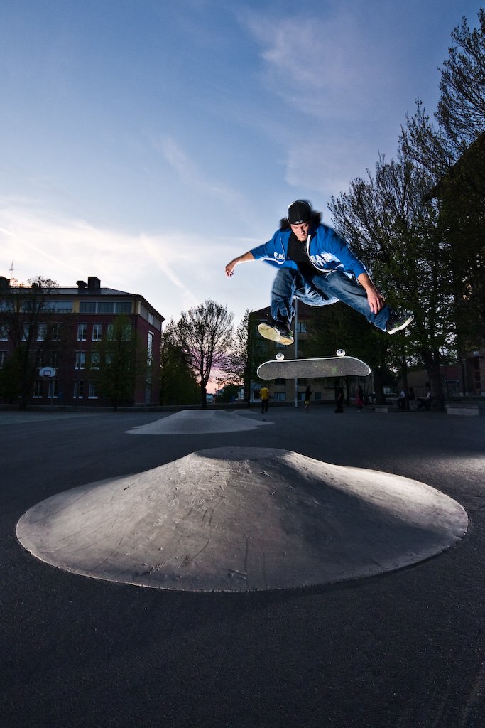En kickflip i skymningen. Foto: Tomas Hallenberg. Åkare: Daniel Blasko.