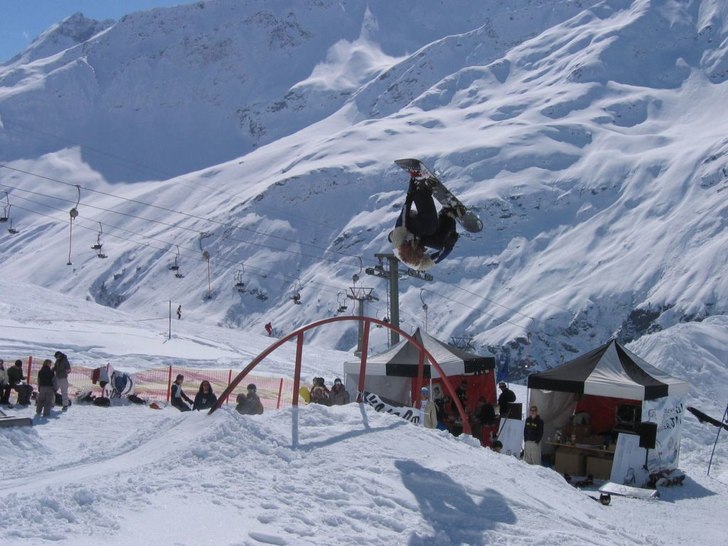 Kalle flippar av railet på Volcomtävlingen på R. Foto: Tomas Pernek. Åkare: Kalle Grundberg.