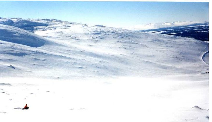 Johan's hiking for better spots. Foto: Katrin Wikström. Åkare: Johan Baeckgaard Månsson.