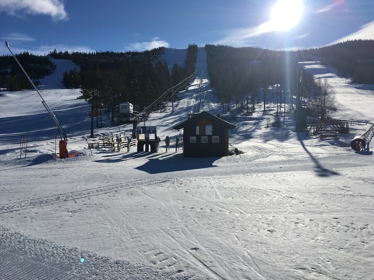 Fredag 17 mars
Solen står mektig over skisenteret.