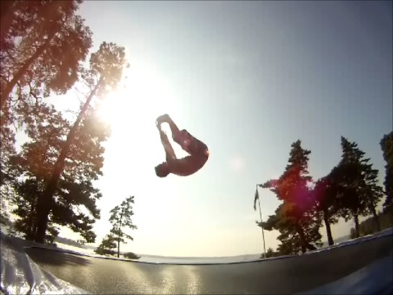 Fet nosegrab på studsmattan.. Foto: Jonathan Bernelöv. Åkare: Jonathan Bernelöv.