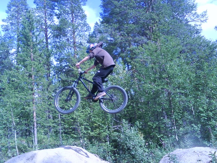 jag ogge vi var och brände lite på dirten. Foto: oskar johansson. Åkare: mikael löfgren.