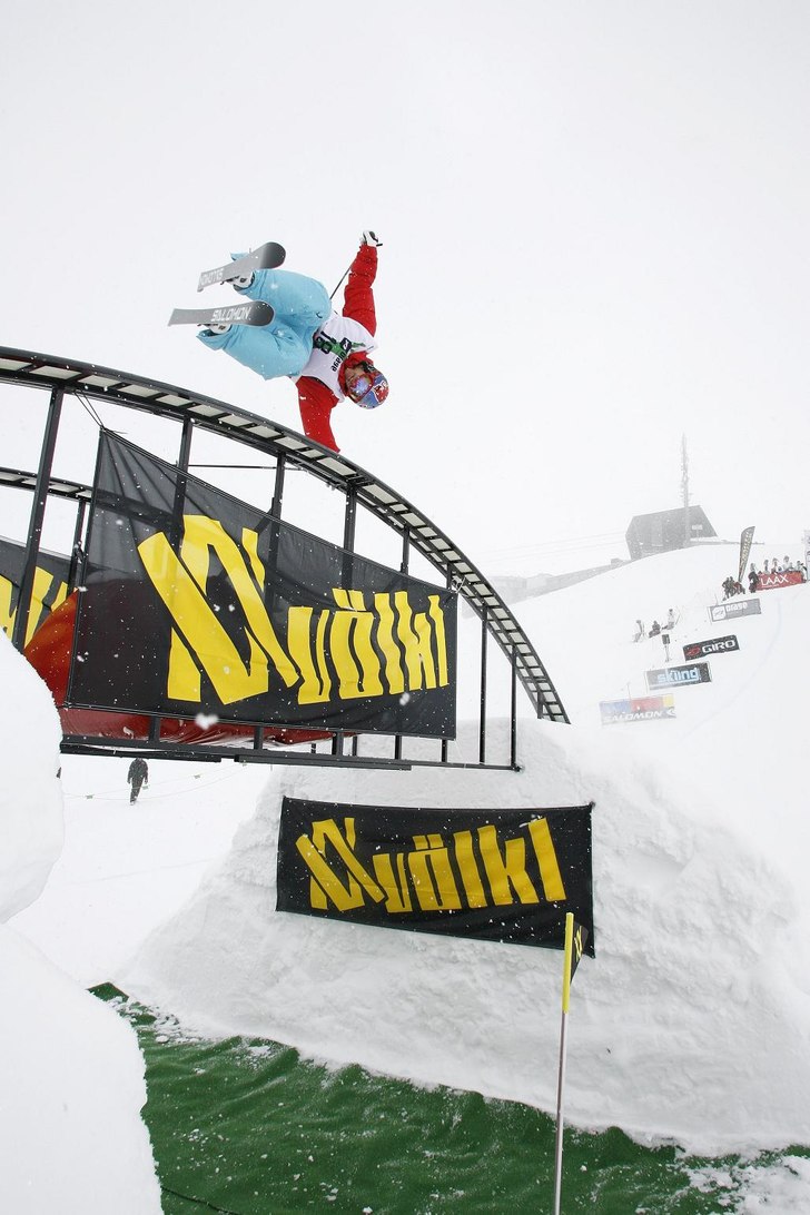 Foto: Stadler/LAAX. Åkare: Simon Dumont.