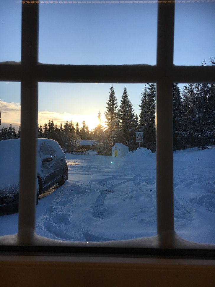 En ny dag gryr!
4 cm nysnø, sola på vei opp og -.