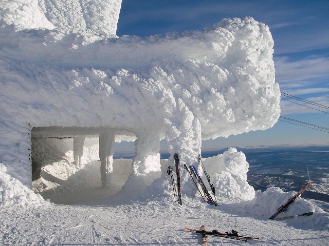 Isbildningarna äter upp husen på Åreskutan.. Foto: Johanna Broo. Åkare: Storm Köket.
